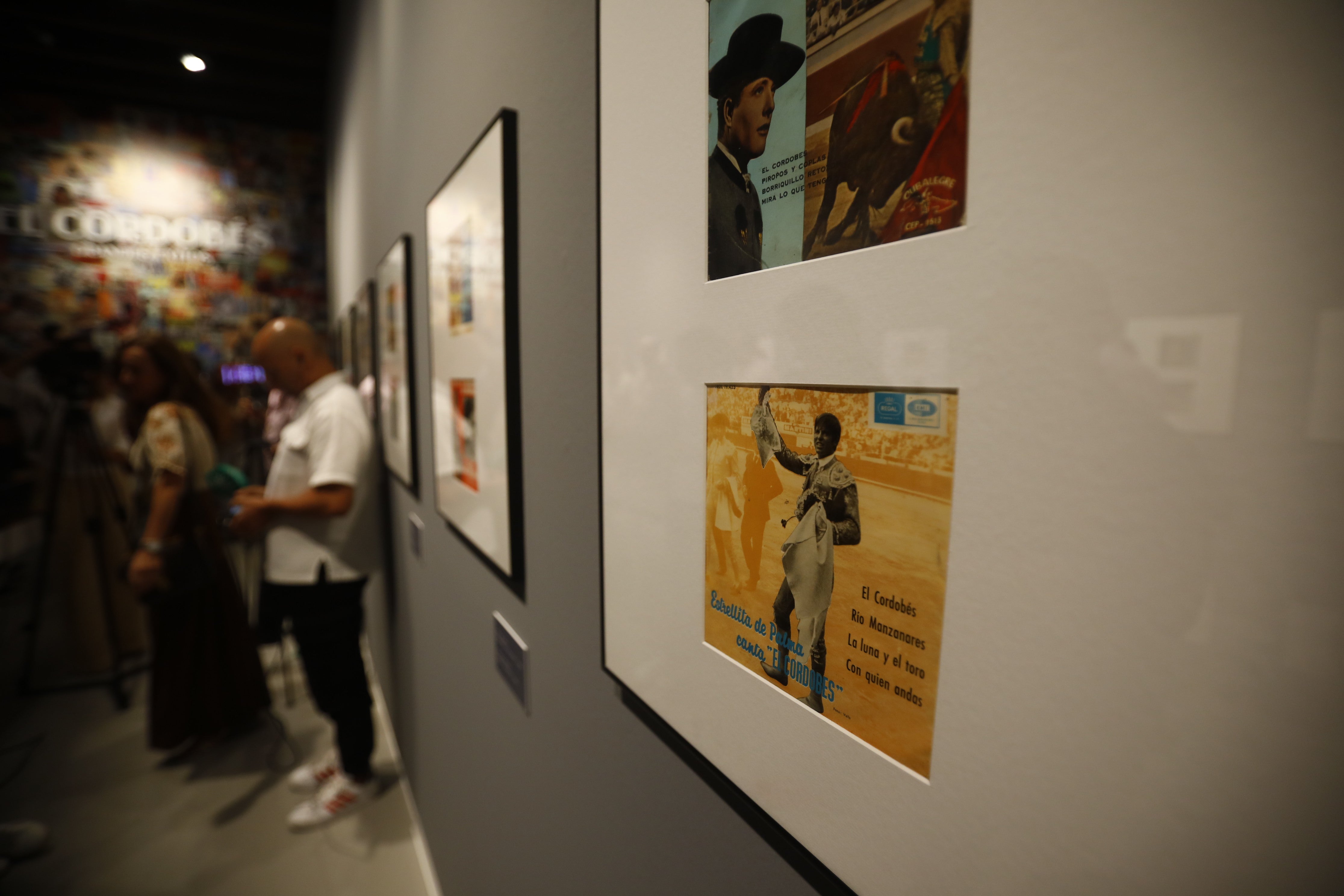 La singular exposición discográfica sobre El Cordobés, en imágenes