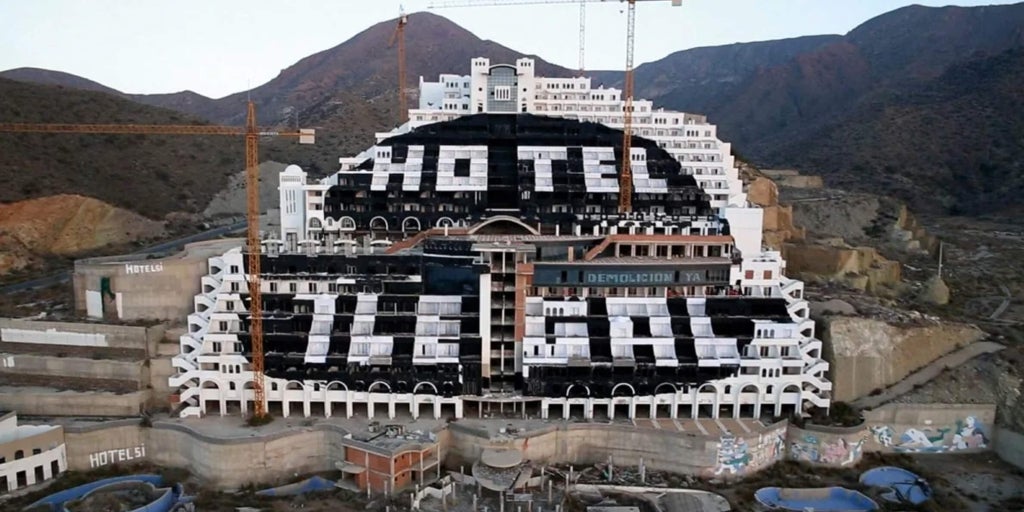 Carboneras critica al Gobierno por no atender sus solicitudes para abordar el futuro del Algarrobico