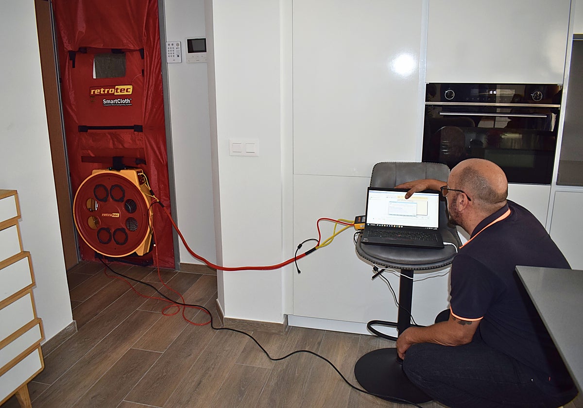 Un técnico realiza una prueba de estanqueidad en una vivienda construida con sistemas prefabricados en Alicante