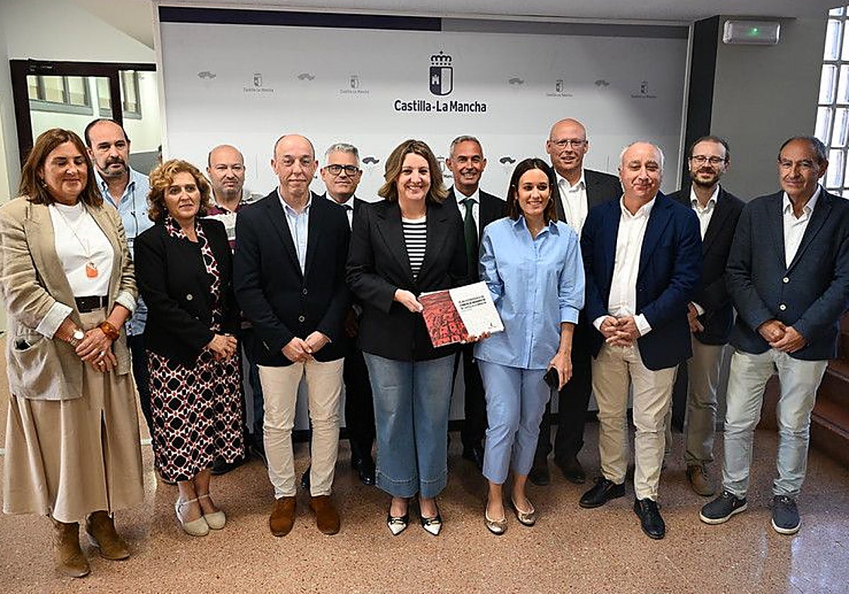 Franco con miembros presentes en la reunión del Observatorio de Comercio de Castilla-La Mancha