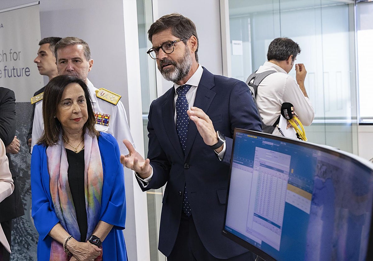 La ministra de Defensa, Margarita Robles, visita las instalaciones del Centro Especializado de Defensa de Indra en Vigo