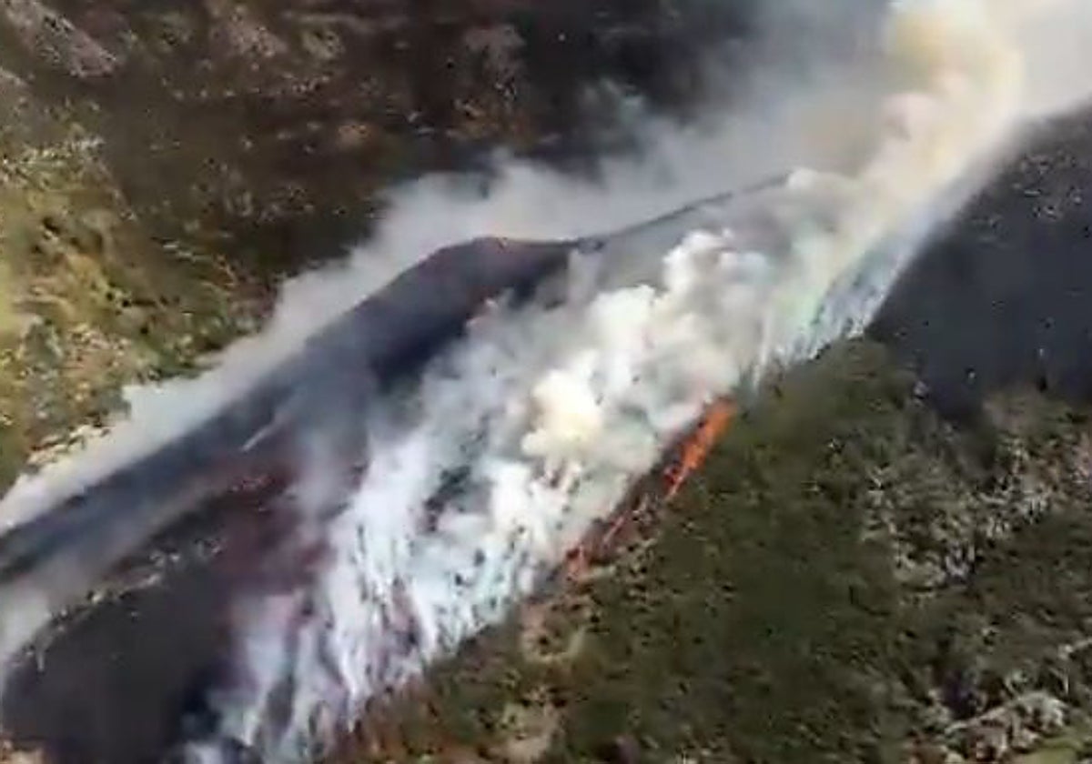 El incendio afecta a una zona escarpada y rocosa