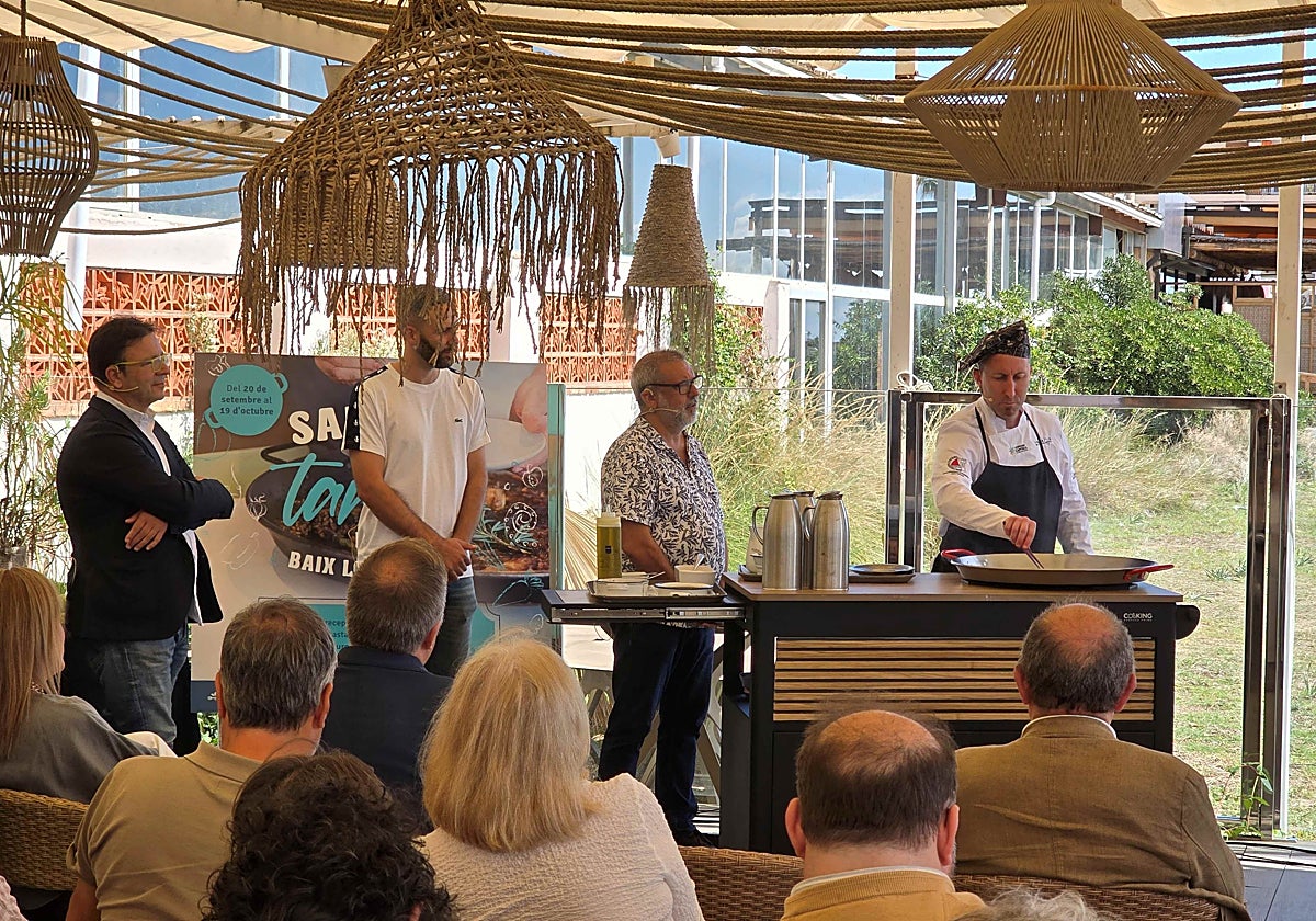 De izquierda a derecha, el chef Mingo Morilla, el agricultor Germán Domínguez y el también chef Manuel A. Ortiz Chumillas comentan la elaboración del arroz de Castelldefels a cargo de Rubén, chef del restaurante Embarcadero