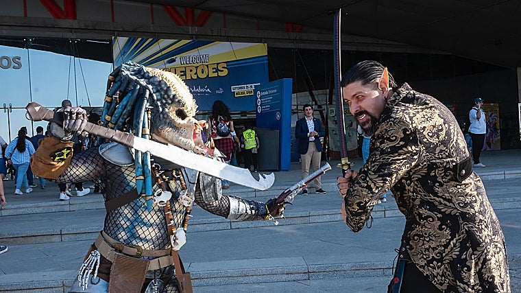 Jimena Sánchez con su disfraz de Predator se enfrenta a su pareja caracterizada de vampiro
