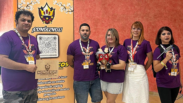 Los miembros de la asociación formativa de cosplay Wondercos posan con sus herramientas de trabajo