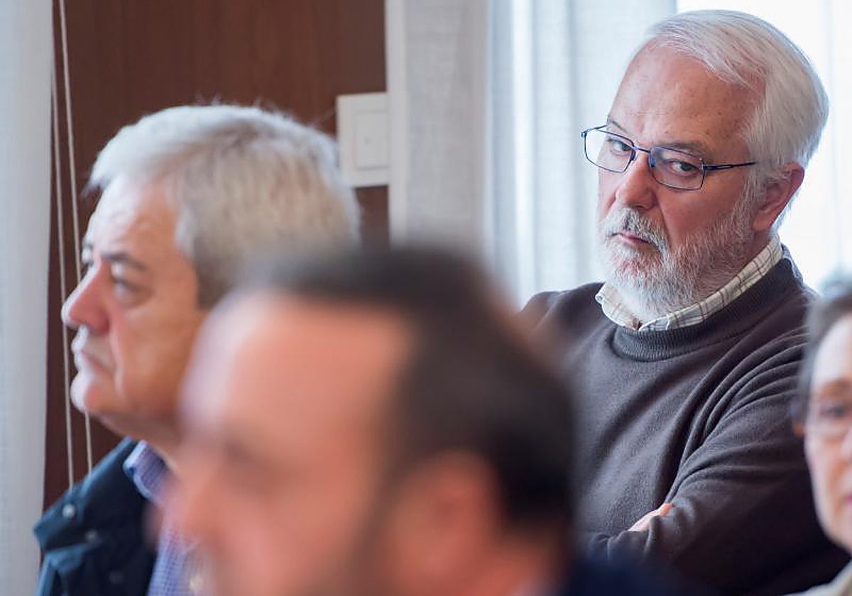 El ex secretario general de Trabajo de la Junta de Andalucía Javier Aguado (a la derecha), en el juicio del caso ERE celebrado en la Audiencia Provincial de Sevilla en 2018