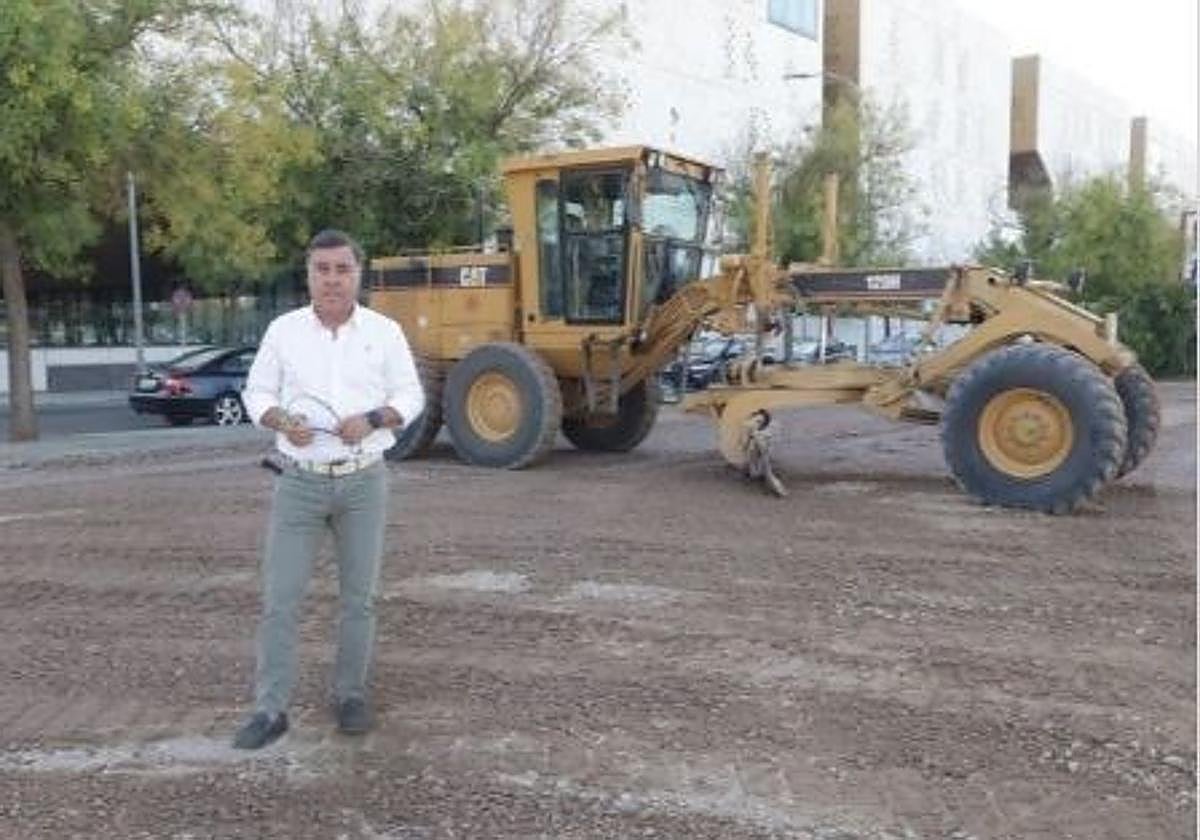 Ruiz Madruga, en el solar habilitado como aparcamiento junto a la Ciudad de la Justicia