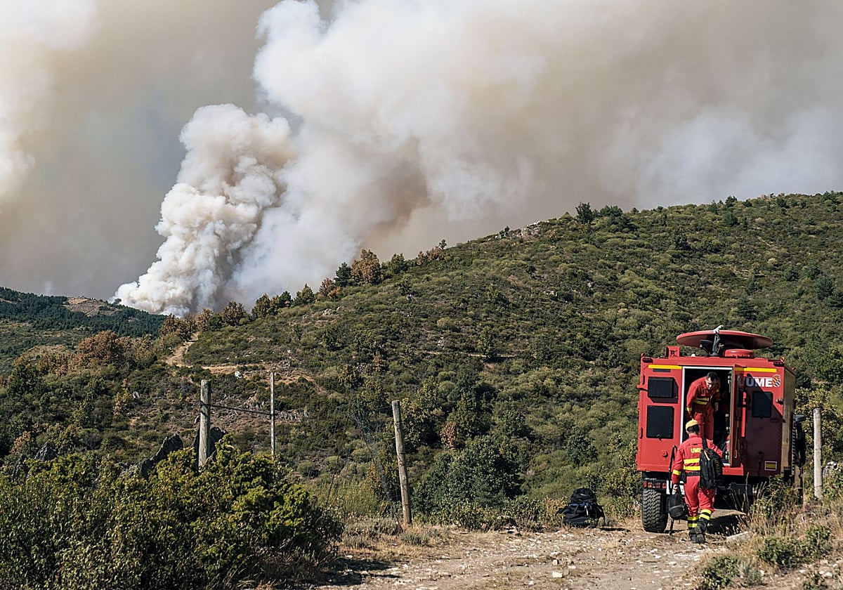 La UME se unió ayer viernes a las labores de extinción del incendio del Pico del Lobo