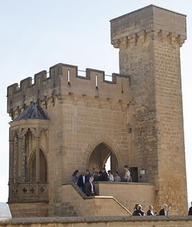 Imagen secundaria 2 - La Princesa junto a los Reyes durante la visita al Castillo de Olite 