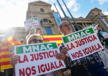 Reclaman a las puertas del MNAC la devolución inmediata de las pinturas murales de Sijena