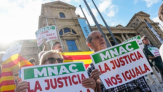 Reclaman a las puertas del MNAC la devolución inmediata de las pinturas murales de Sijena