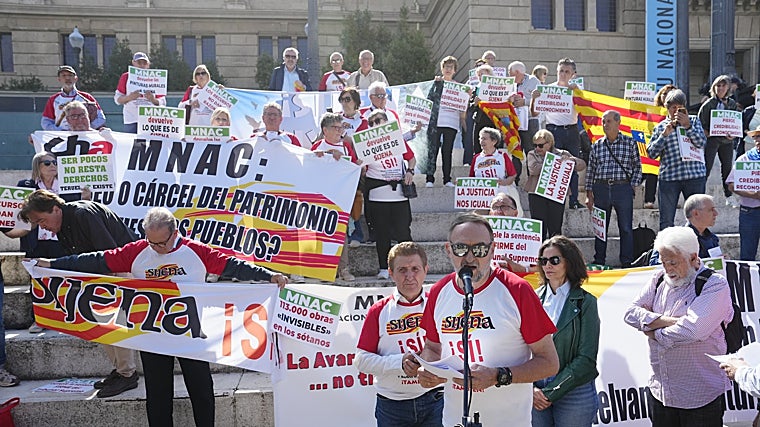 Reclaman a las puertas del MNAC la devolución inmediata de las pinturas ...