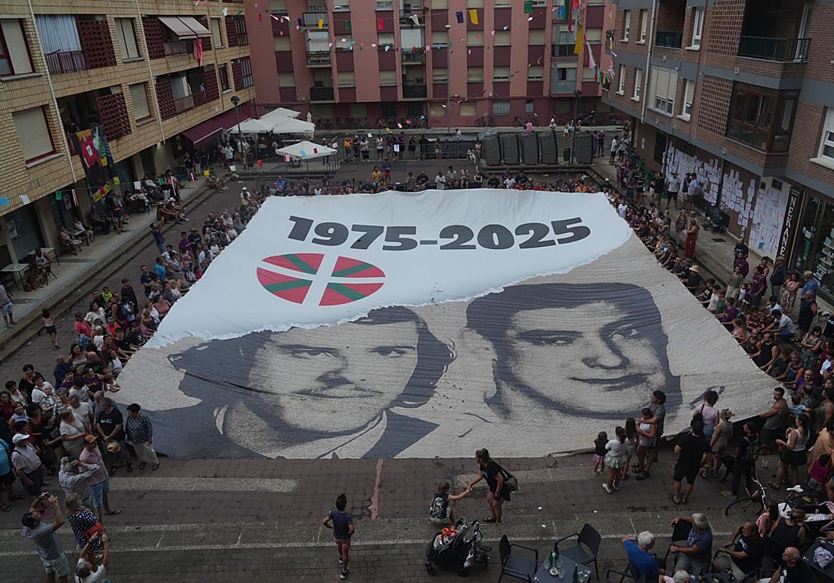 Una lona con las caras de Txiki y Otaegi desplegada en Zarauz (Guipúzcoa)