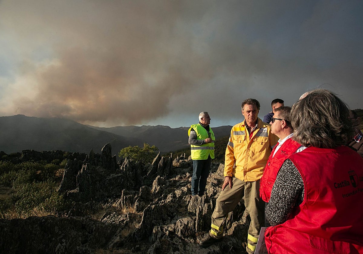 El presidente de Castilla-La Mancha, Emiliano García-Page, visitaba ayer la zona del incendio del Pico del Lobo acompañado de la consejera de Desarrollo Sostenible, Mercedes Gómez