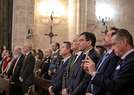 Imagen secundaria 1 - La Catedral de Nuestra Señora Santa María del Prado de Ciudad Real fue el escenario de la toma de posesión de Martínez Varea. A la ceremonia asistieron, entre otros, el alcalde de Ciudad Real, Francisco Cañizares, el presidente de la Diputación, Miguel Ángel Valverde, y el jefe del Ejecutivo castellanomanchego, Emiliano García-Page