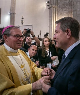 Imagen secundaria 2 - La Catedral de Nuestra Señora Santa María del Prado de Ciudad Real fue el escenario de la toma de posesión de Martínez Varea. A la ceremonia asistieron, entre otros, el alcalde de Ciudad Real, Francisco Cañizares, el presidente de la Diputación, Miguel Ángel Valverde, y el jefe del Ejecutivo castellanomanchego, Emiliano García-Page