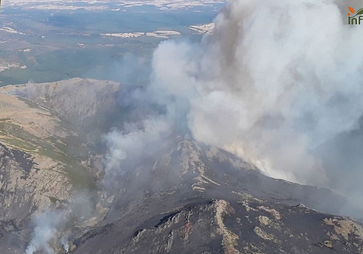 En las labores de extinción del incendio trabajan este sábado cerca de trescientos efectivos
