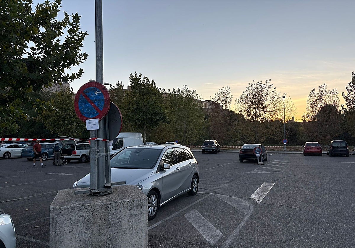 Zona acotada del aparcamiento de Azarquiel donde el lunes no se podrá aparcar debido a un rodaje