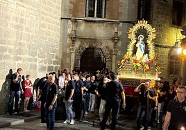 Fieles acompañan a la Virgen del Alcázar en su recorrido por Toledo