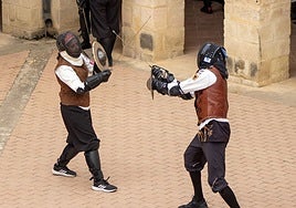 El III Desafyo Nacional de Esgrima Histórica reúne a 60 participantes en el claustro de Santo Domingo de Chinchilla de Montearagón (Albacete)