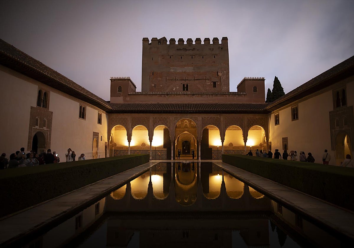 Una imagen de la Alhambra iluminada