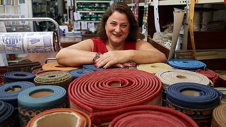 Ana Lavirgen Pulido, en su establecimiento, Persianas Lavirgen