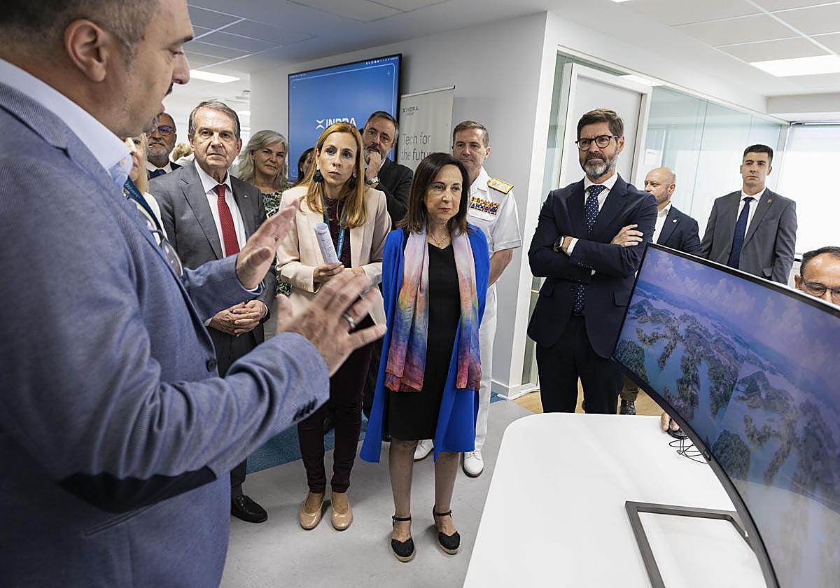La ministra de Defensa, Margarita Robles, visita las instalaciones de Indra en Vigo durante el mes de julio