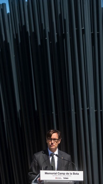 El 'president' de la Generalitat, Salvador Illa, durante la inauguración del Memorial del artista Francesc Abad, en Barcelona