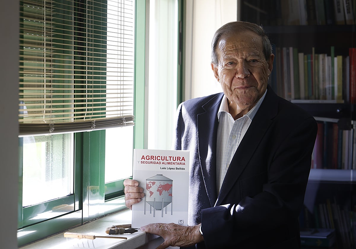 El catedrático Luis López Bellido posa con su nuevo libro para ABC Córdoba