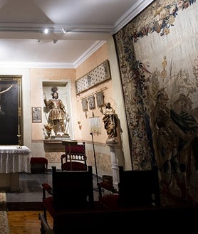 Imagen secundaria 2 - Arriba, Manuel Gullón y de Oñate, presidente de la cofradía, en el mausoleo de los duques de Denia.Abajo, la vivienda abandonada que pretenden convertir en centro de exhibición y, a la derecha, la Capilla de San Isidro