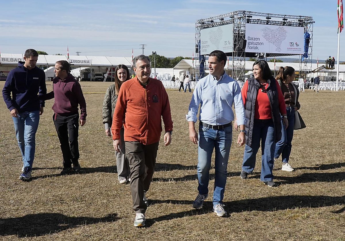 El líder del PNV, Aitor Esteban, y el lendakari, Imanol Pradales, en el prado donde se celebra el Alderdi Eguna