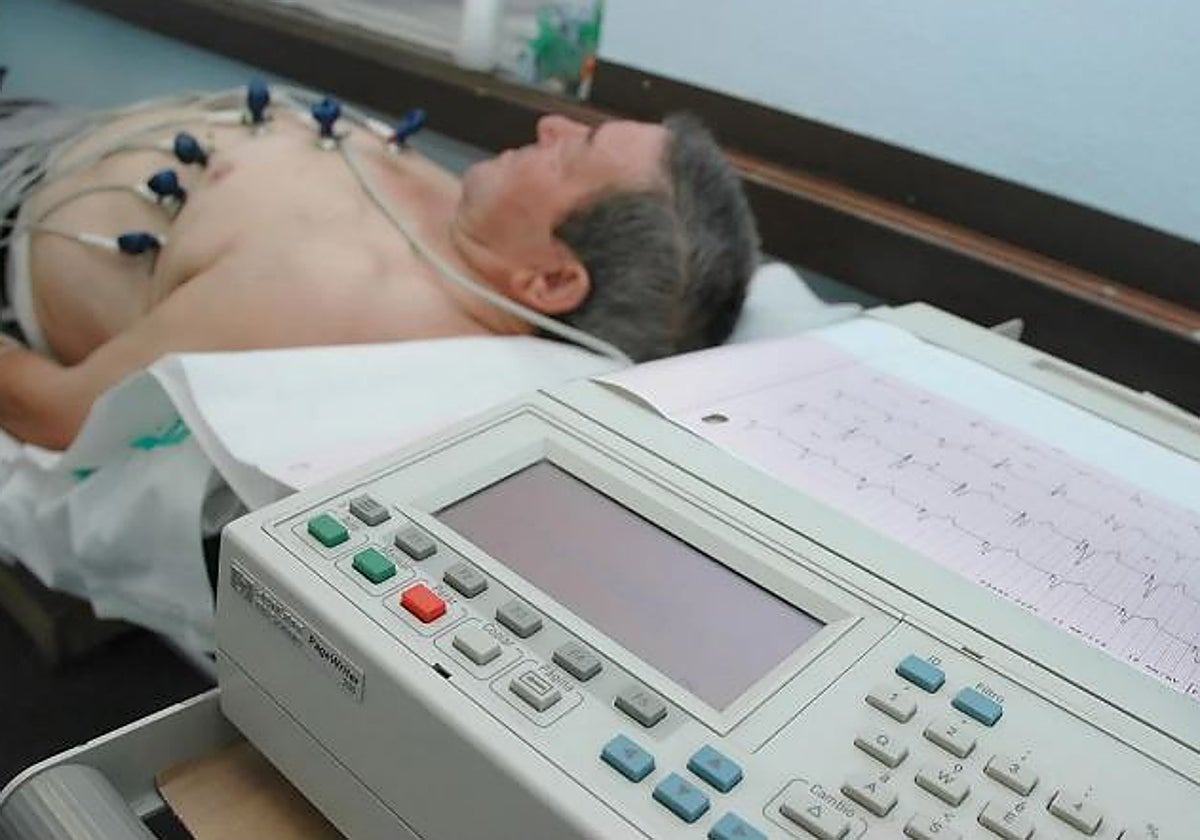 Un paciente es atendido en un centro médico