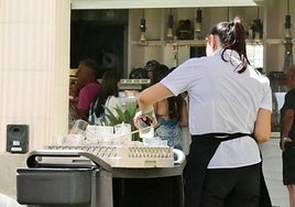 Camareros claman contra empleos de 5 euros la hora: «Garamendi, así nunca llegaremos a ser como Alcaraz»