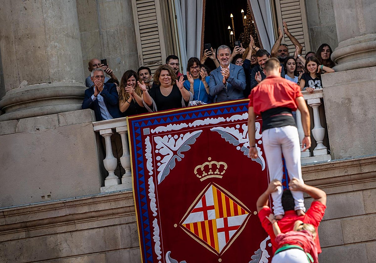 El alcalde Collboni, durante la jornada castellera de La Mercè
