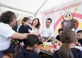 El mercadillo de El Arenal ofrece un espacio para los hijos de los comerciantes con monitores y juegos
