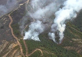 Vuelven los vecinos desalojados por el incendio de Cerezo de Arriba (Segovia) procedente de Guadalajara