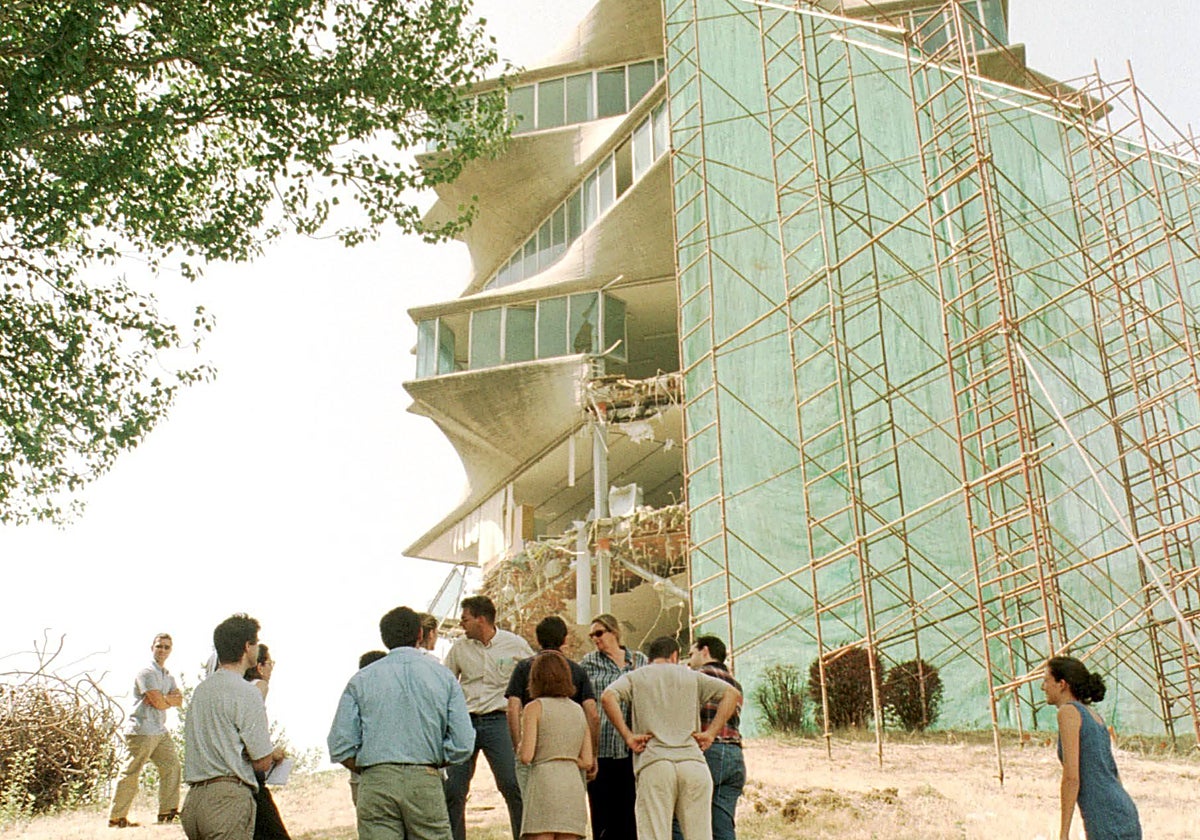 Un grupo de personas se manifestaban ante La Pagoda al inicio de su derribo
