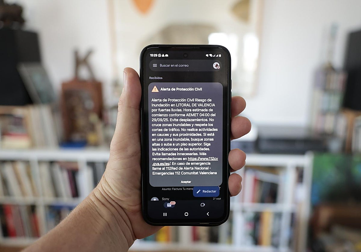 Imagen de un teléfono móvil tras recibir el ES-Alert por el aviso rojo de lluvias en Valencia