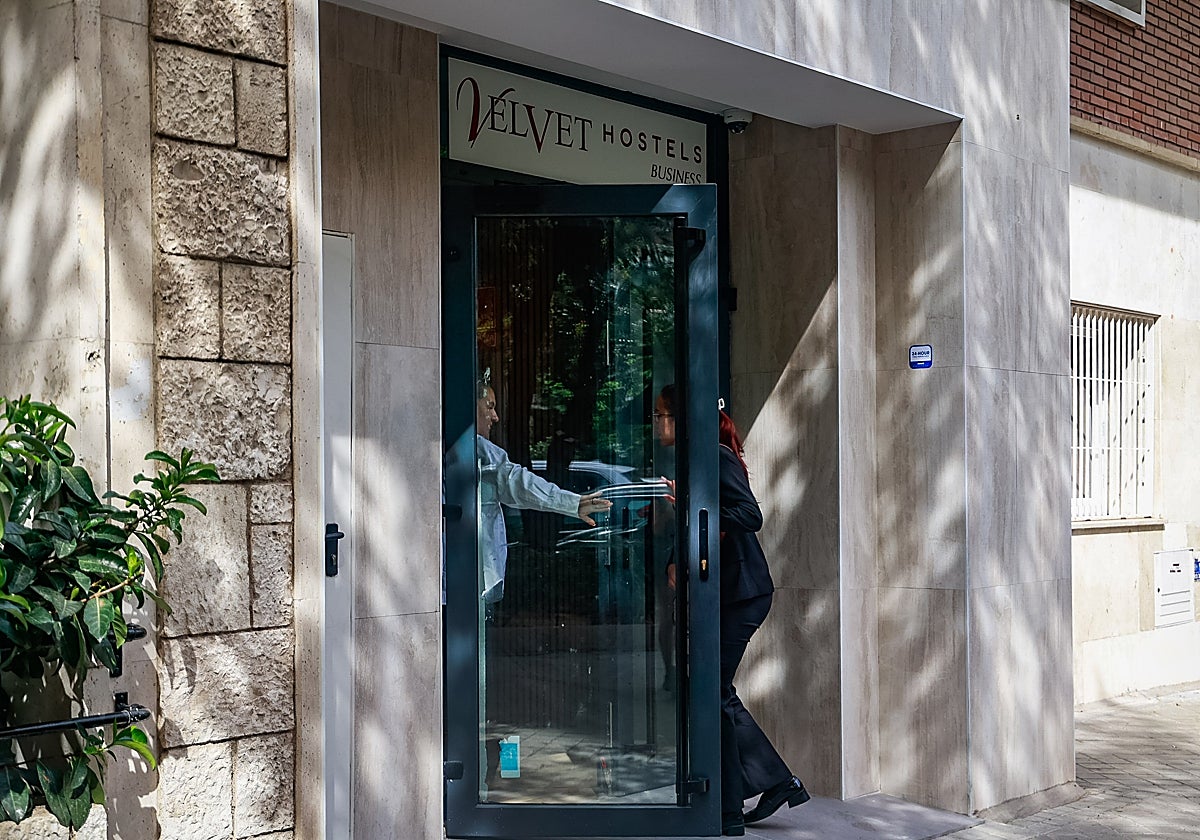Una mujer entra al Velvet Hostels de la calle Baviera, en Parque de las Avenidas