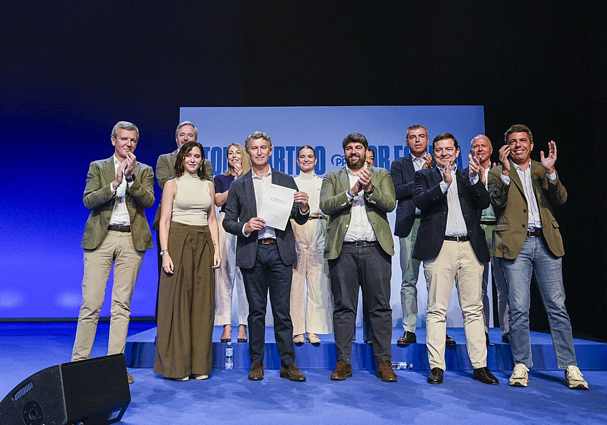 Feijóo junto a los dirigentes territoriales del PP, el domingo, en Murcia