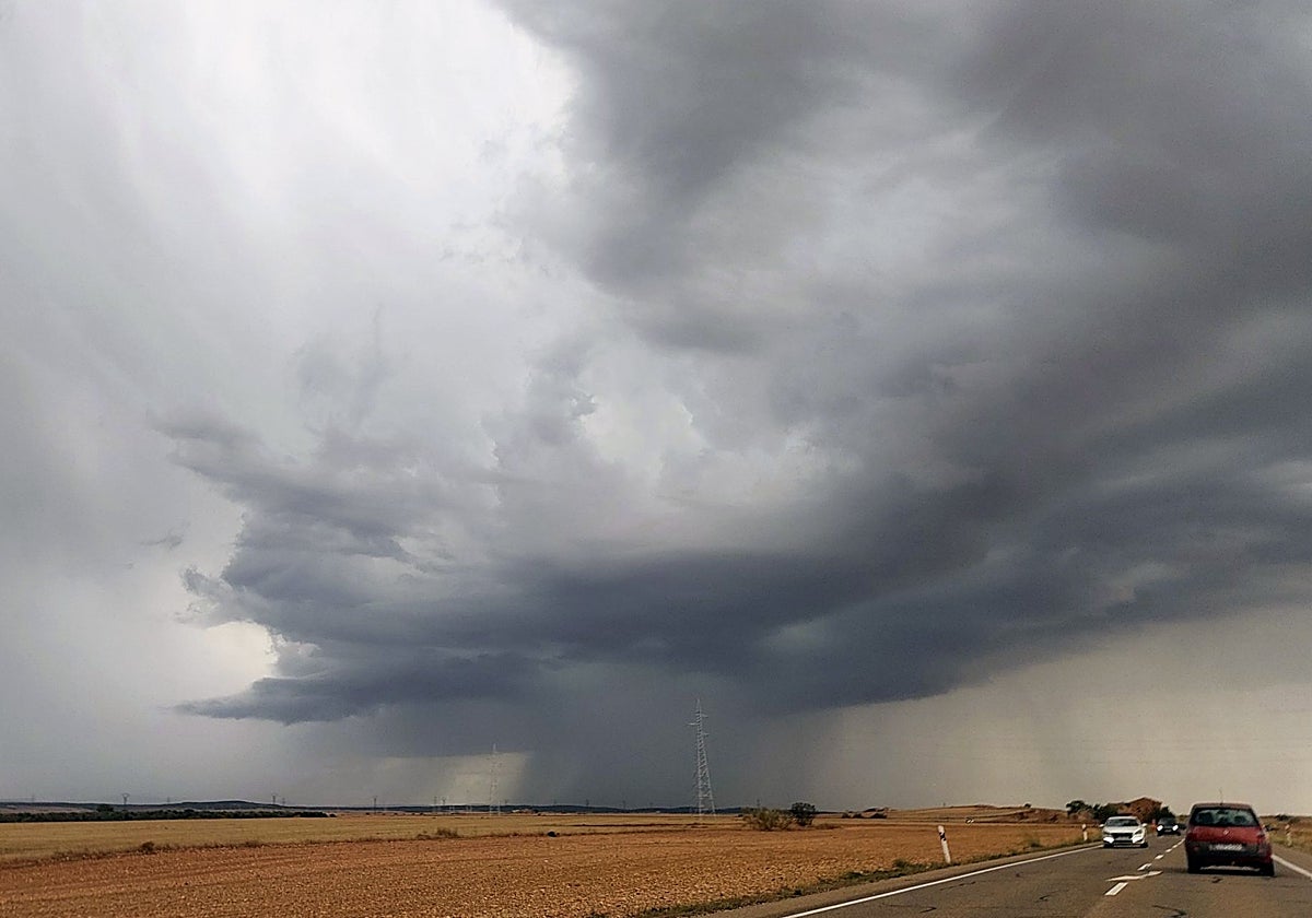 Las mayores tormentas, como la de esta foto de archivo, se esperan en las sierras del Segura y de Alcaraz