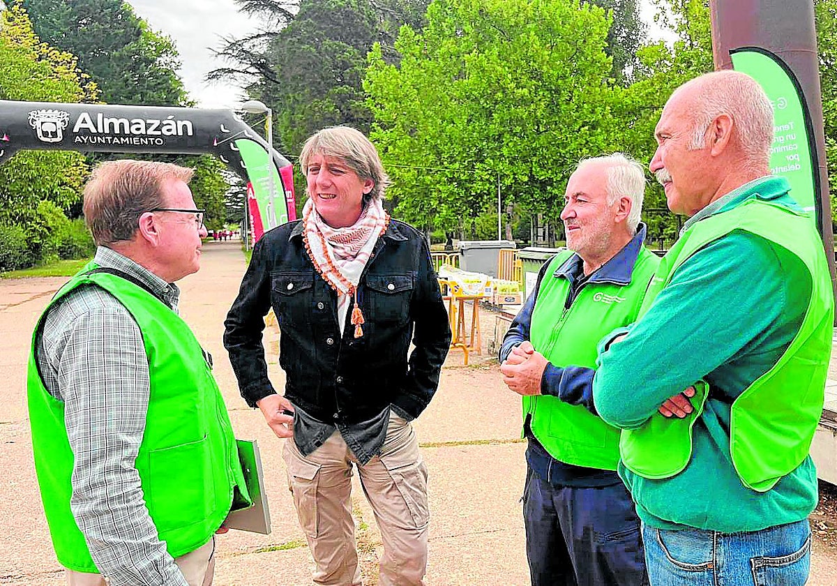 Carlos Martínez, en el centro, durante su participación en la Marcha contra el Cáncer de la localidad soriana de Almazán