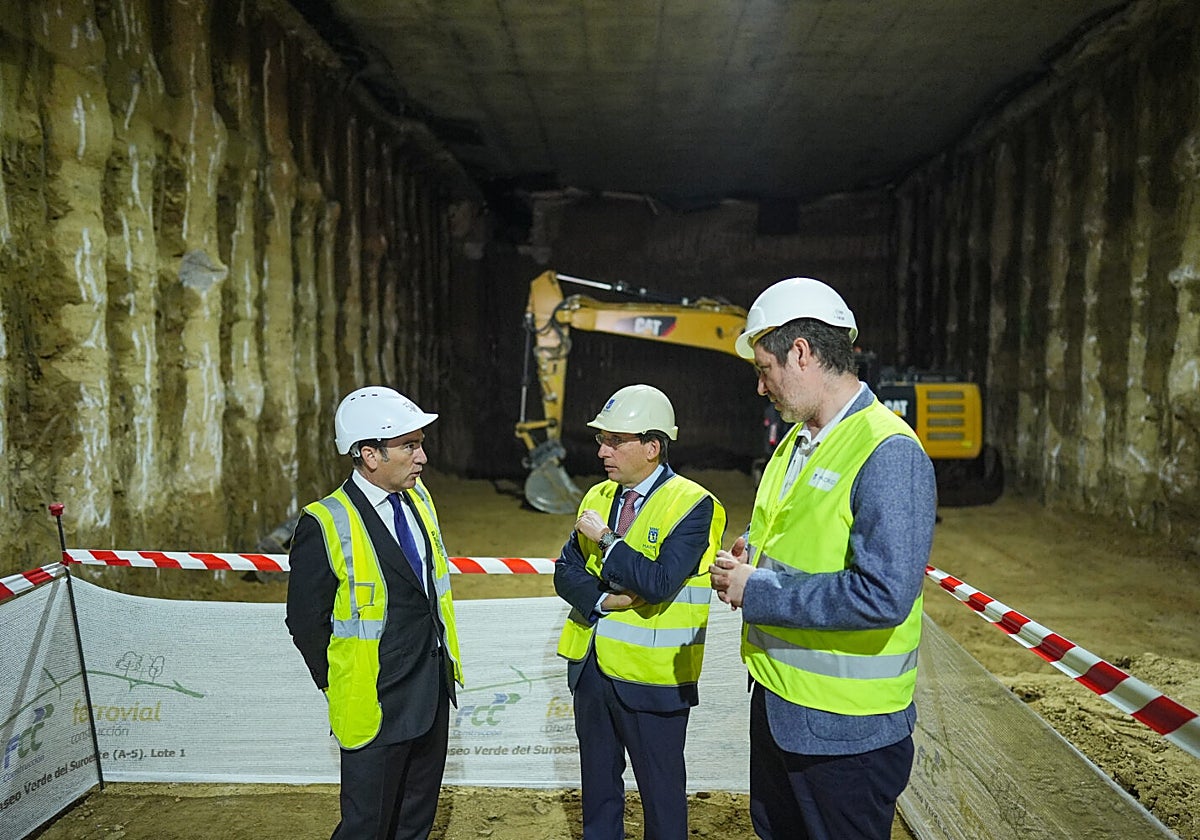 El alcalde, José Luis Martínez-Almeida, y el delegado de Urbanismo, Medio Ambiente y Movilidad, Borja Carabante, en el futuro túnel de la A-5