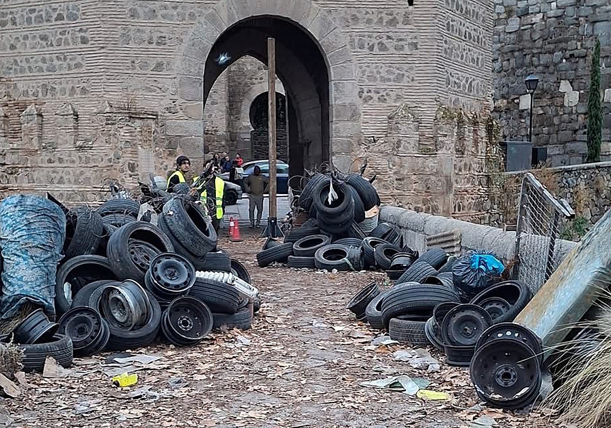 Set de rodaje en pleno puente de Alcántara este lunes por la mañana