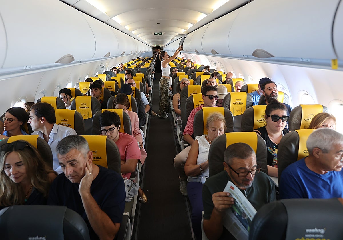 Los pasajeros en el primer vuelo a Córdoba desde Barcelona con Vueling