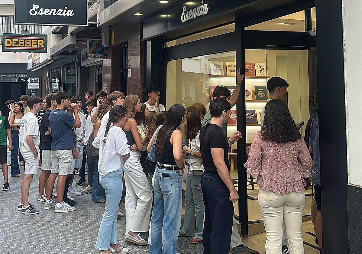 Cola de jóvenes y adolescentes para la apertura de Esenzia en Córdoba, este sábado