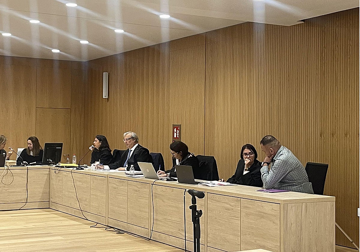 A la derecha el acusado de asesinato y su letrada frente al Jurado Popular que ha comenzado este lunes