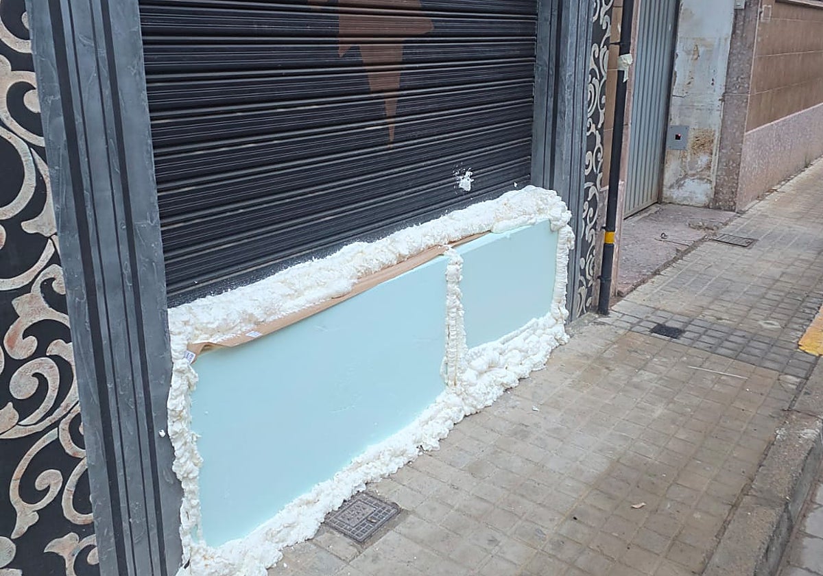 Imagen de la barrera de protección colocada en el comercio Gadddi Atelier de Aldaia