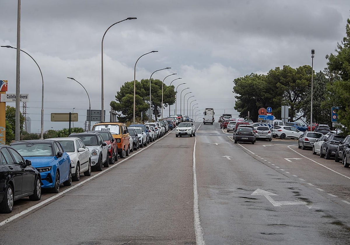 Vehículos aparcados en un puente de Castellar-Oliveral para prevenir ser arrastrados por las fuertes lluvias