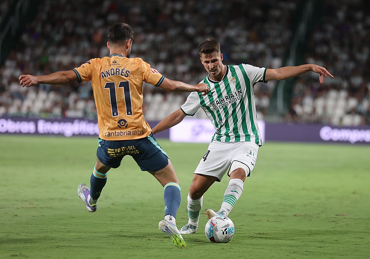 Pedro Ortiz intenta un regate ante Andrés Martín en el partido frente al Racing